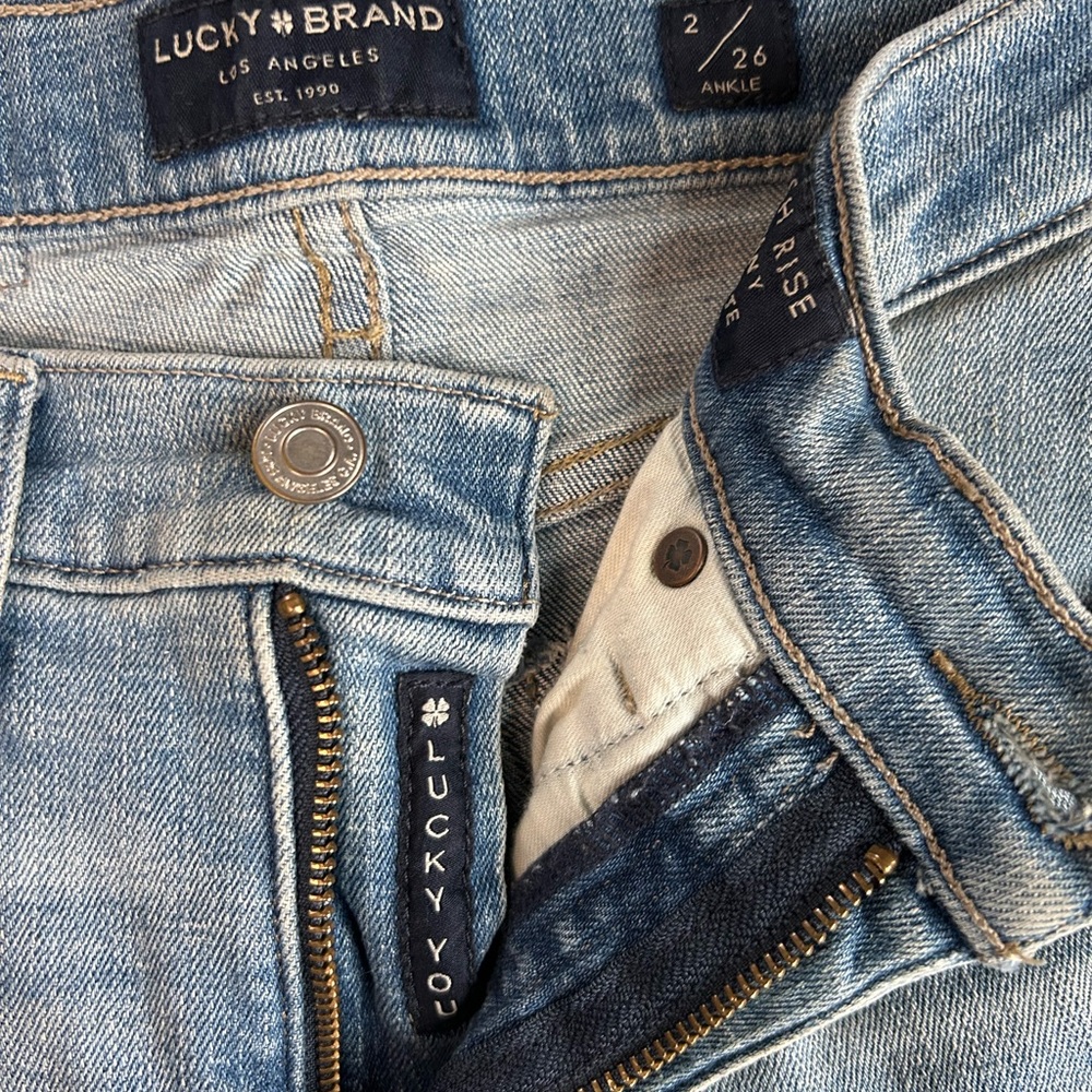 Lucky Brand 2/26 light wash no rips jeans. PERFECT JEANS